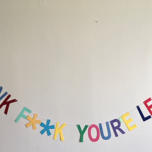 Stringi il tuo GRAZIE CAZZO CHE SEI PARTITO! Maleducato (ma divertente!) Festa di addio alla festa di pensionamento con striscione per adulti, buon viaggio, nuova festa di lavoro
