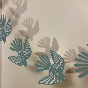 Decorazione murale in carta, ghirlanda di carta con rondini volanti, decorazione alternativa per compleanno, gancio per finestra con uccellino blu, regalo per cassetta postale, idea regalo per mamma