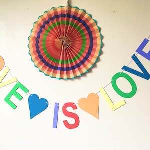 LOVE è AMORE stamina dell'orgoglio, stendardo da parata, stendardo arcobaleno, ghirlanda LGBTQ+, crea la tua stamina da festa,