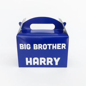 K&ouml;nnte beinhalten: Blaue Geschenkbox aus Pappe mit Griff. Auf der Vorderseite der Box steht "BIG BROTHER HARRY" gedruckt.