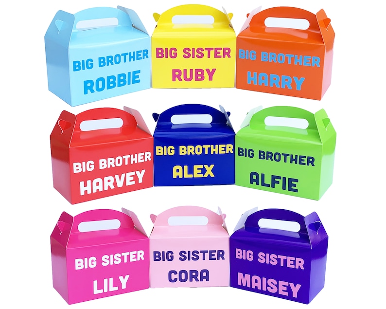 K&ouml;nnte beinhalten: Neun bunte Geschenkboxen mit Griffen. Jede Box hat einen anderen Namen aufgedruckt, darunter "Gro&szlig;er Bruder Robbie", "Gro&szlig;e Schwester Ruby", "Gro&szlig;er Bruder Harry", "Gro&szlig;er Bruder Harvey", "Gro&szlig;er Bruder Alex", "Gro&szlig;er Bruder Alfie", "Gro&szlig;e Schwester Lily", "Gro&szlig;e Schwester Cora" und "Gro&szlig;e Schwester Maisey".