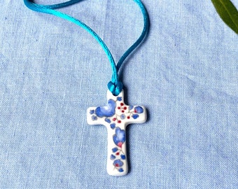 Croix de baptême ou de première communion Liberty fleurs Bleu , rose, rouge,bijou en porcelaine