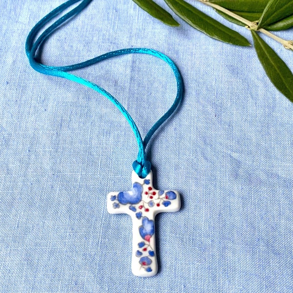 Croix de baptême ou de première communion Liberty fleurs Bleu , rose, rouge,bijou en porcelaine