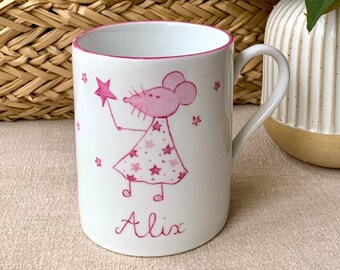 Mug pour enfant  "La Fée Souris rose et son semis d'étoiles" personnalisé