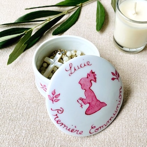 Cadeau de Première Communion: Boîte en porcelaine personnalisée pour ranger chapelet, dizainier, bijoux, silhouette d'enfant priant rose