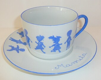 Cadeau pour une grand-mère:tasse à déjeuner personnalisée silhouettes d'enfants Bleu en porcelaine