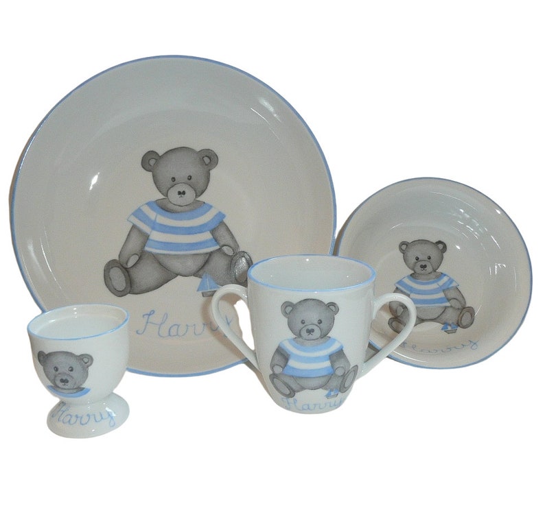 Ensemble de vaisselle personnalisée pour enfant Ourson Bleu en porcelaine peint main pour naissance ou baptême 4 articles image 2