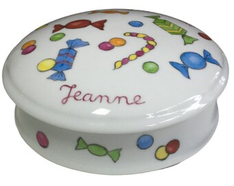 Boîte à bijoux ou boîte à trésors personnalisée en porcelaine, bonbonnière , aux bonbons multicolores,peinte à la main