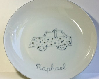 Cadeau de naissance ou de baptême pour garçon: assiette creuse en porcelaine Voiture grise remplie de petites étoiles, peint main