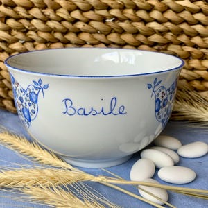Tauf- oder Erstkommunionschale für Kinder. Personalisierte blaue Freiheitstaube, handbemaltes Porzellan