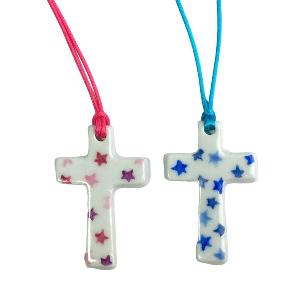 Cadeau de Première Communion ou de baptême pour petite fille: croix en porcelaine aux petites étoiles Rose ou bleu