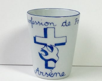 Cadeau de profession de foi: Pot à crayons Croix et Colombe bleu marine personnalisé en porcelaine peint à la main