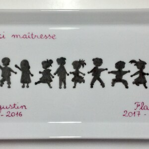 Regalo para agradecer al profesor: plato de tarta personalizado con siluetas infantiles pintadas a mano