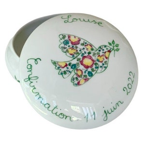 May include: White ceramic keepsake box with a dove design and the text "Confirmation 11 Juin 2022" and "Louise" on the lid.
