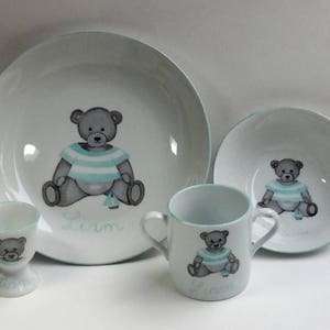 Ensemble de vaisselle personnalisée pour enfant Ourson Bleu en porcelaine peint main pour naissance ou baptême 4 articles image 3