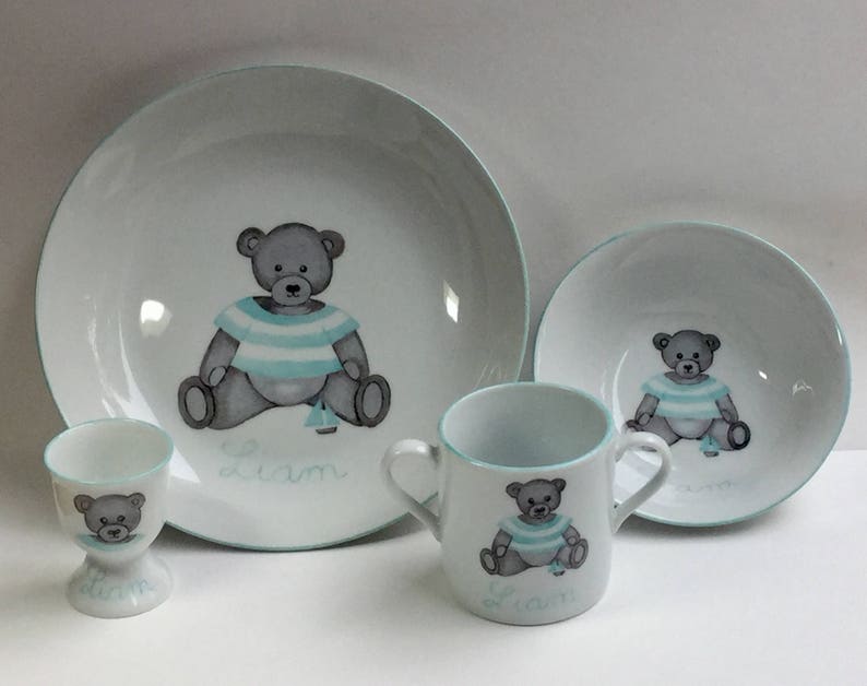 Ensemble de vaisselle personnalisée pour enfant Ourson Bleu en porcelaine peint main pour naissance ou baptême 4 articles image 3