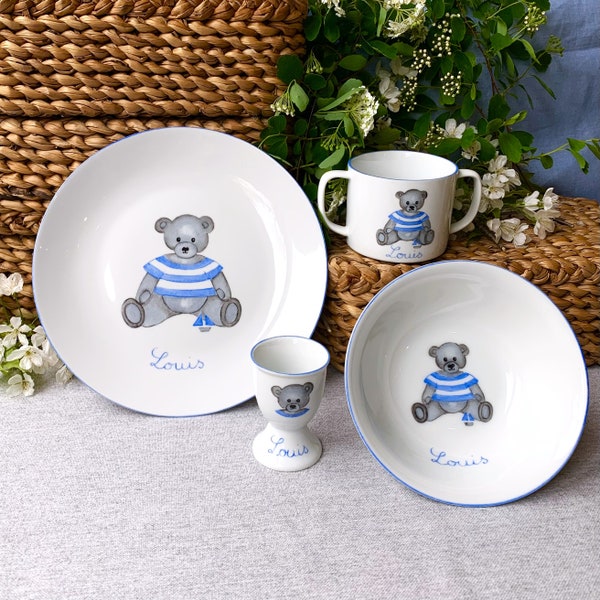 Ensemble de vaisselle personnalisée pour enfant Ourson Bleu en porcelaine peint main pour naissance ou baptême 4 articles