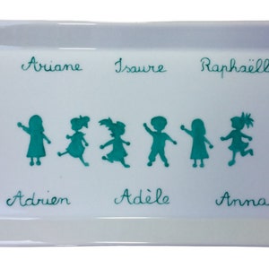 plat à cake personnalisé Silhouettes d'enfants dune famille en porcelaine peint à la main, cadeau pour grand-père ou grand-mère image 3