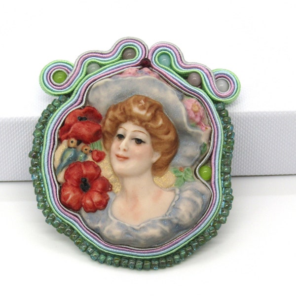 Camée en porcelaine peinte à la main pastel dans une broche Soutache de déclaration