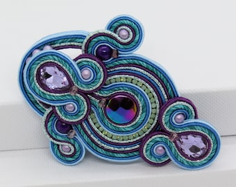 Große handgemachte Soutache Brosche, Blau und Meergrün mit violetten Kristallen, schöner gestickter Schmuck