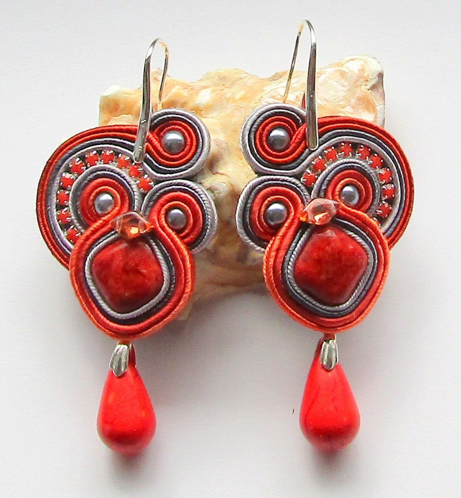 Soutache Ohrringe Grau Ziegel mit Koralle | Etsy