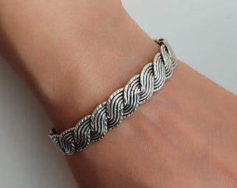 Antieke look manchet, grote verzilverde verstelbare manchet, etnische manchet in bohemian stijl, zilveren sieraden, grove armband, sieraden uit het Midden-Oosten