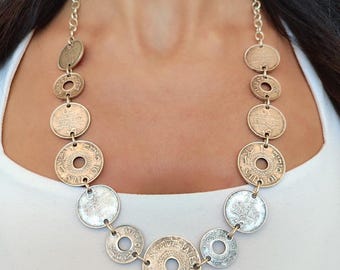 Antieke, verzilverde, lange ketting met Palestijnse munten, replica van een falasteen-munt.
