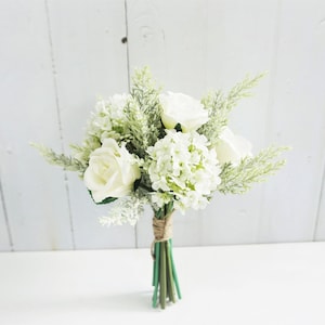 white bridesmaid bouquet