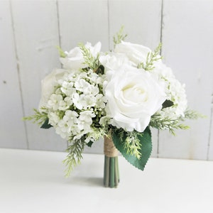 Weißer Brautjungferstrauß, weiße Rose Blumenstrauß, Hortensie Hochzeitsstrauß, weißes Herzstück, weißer Brautstrauß, Blumenmädchenstrauß