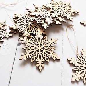Set di 10 fiocco di neve di Natale in legno, Decorazioni albero di Natale, Tag regalo, forme di artigianato fiocco di neve, arredamento di Natale, Rustic Home Decor