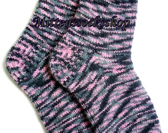 Calcetines de lana tejidos a mano: calcetines de invierno cálidos a rayas morados, grises y negros.