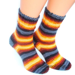 Chaussettes jaunes gris marron tricotées à la main, chaussettes pour femmes, chaussettes chaudes, chaussettes pour hommes, chaussettes pour filles, chaussettes unisexes, chaussettes à rayures en fil batik, cadeau