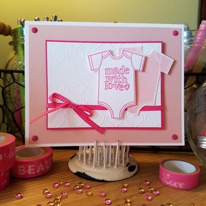 Onesie - Tarjeta de bebé - Bienvenida - Esperando - Felicidades - Chica - Hecho con amor - Familia - Tarjeta de felicitación hecha a mano - Regalo - Idea de regalo