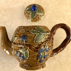 Large Vintage Stoneware Teapot Wicker Basket-Weave w/ Blueberries Branch Handle Heavy Ceramic Teapot Quart-Size Cottage Chic B & B Breakfast image 2