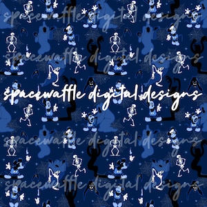 Op de afbeelding: Een donkerblauw Halloween-patroon met stripfiguren, skeletten, geesten en spinnenwebben. Het ontwerp bevat de tekst "spacewaffle digital designs" in witte letters. Het algemene thema is griezelig en leuk.