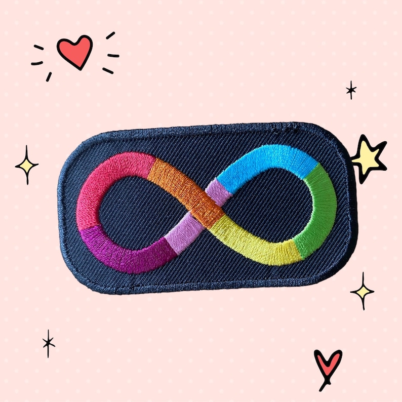 Puede incluir: Un parche bordado azul marino con un s&iacute;mbolo de infinito multicolor. El parche tiene forma rectangular con esquinas redondeadas. El s&iacute;mbolo del infinito est&aacute; formado por segmentos rojos, naranjas, amarillos, verdes, azules, morados y rosas.