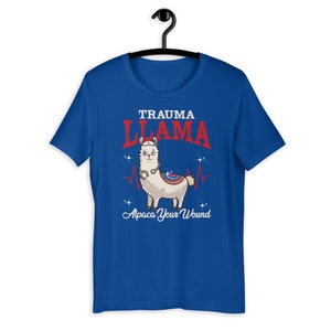 K&ouml;nnte beinhalten: Ein k&ouml;nigsblaues T-Shirt mit einem Cartoon-Lama, das eine Krankenschwesterm&uuml;tze und ein Stethoskop tr&auml;gt. Der Text "Trauma Llama" befindet sich &uuml;ber dem Lama und "Alpaca Your Wound" unter dem Lama.