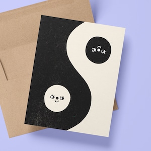 Biglietto Risograph con gli amici Yin Yang - Biglietto d'auguri A2 - Biglietti di auguri vuoti stampati Riso disegnati a mano - Simpatico disegno in bianco e nero del simbolo Yin-Yang Y2K