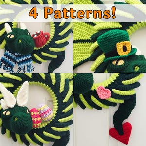 K&ouml;nnte beinhalten: Eine Sammlung von vier geh&auml;kelten Drachenkr&auml;nzen, jeder mit einem einzigartigen Design. Ein Drache tr&auml;gt einen Schal und h&auml;lt eine Tasse, ein anderer tr&auml;gt einen Koboldhut, ein dritter hat Ostereier und der letzte hat ein Herz. Der Text "4 Patterns!" steht oben.