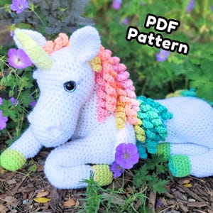 Puede incluir: Una taza de cerámica blanca con un asa negra y el texto "But First, Coffee" en negro, en negrita. La taza está sobre una superficie blanca.