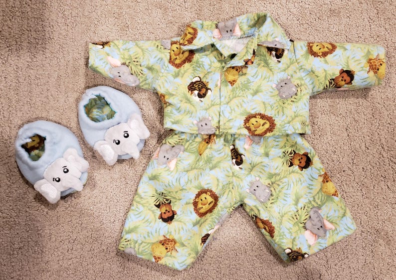 K&ouml;nnte beinhalten: Ein Set aus drei Keramikbechern mit gesprenkelter, matter Oberfl&auml;che. Die Becher sind in den Farbt&ouml;nen Creme, Hellgrau und Dunkelgrau gehalten. Jeder Becher hat ein schlichtes, minimalistisches Design, ideal f&uuml;r Kaffee oder Tee.