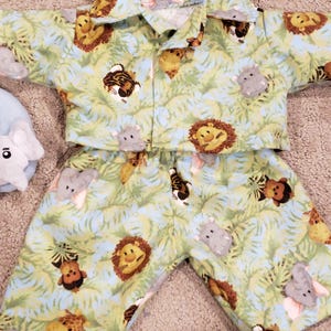 K&ouml;nnte beinhalten: Eine wei&szlig;e Keramik-Tasse mit schwarzem Henkel und dem Text "But First, Coffee" in fetter, schwarzer Schrift. Die Tasse steht vor einem neutralen Hintergrund, der ihr schlichtes Design hervorhebt.