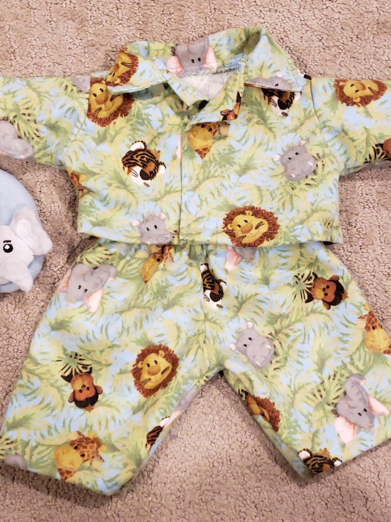 K&ouml;nnte beinhalten: Eine wei&szlig;e Keramik-Tasse mit schwarzem Henkel und dem Text "But First, Coffee" in fetter, schwarzer Schrift. Die Tasse steht vor einem neutralen Hintergrund, der ihr schlichtes Design hervorhebt.