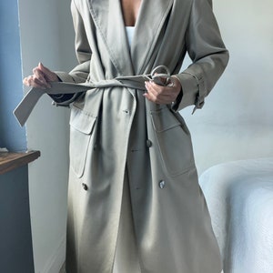 trench minimaliste drapé vintage en pure laine image 3