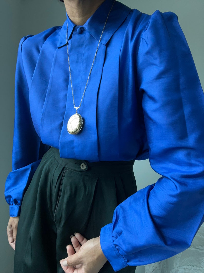 blouse vintage plissée à col et manches bouffantes image 7