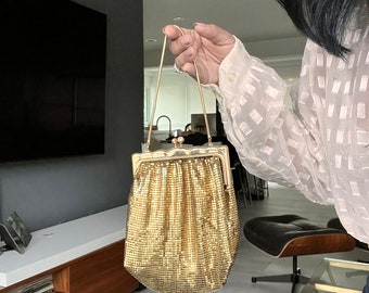 Petit sac à main vintage en résille dorée