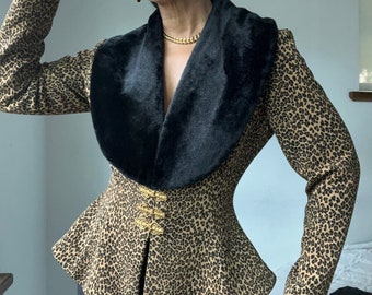 blazer con colletto in pelliccia sintetica con stampa animalier in maglia strutturata vintage