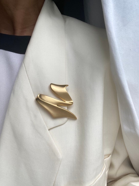 vintage minimal brushed goldtone brooch