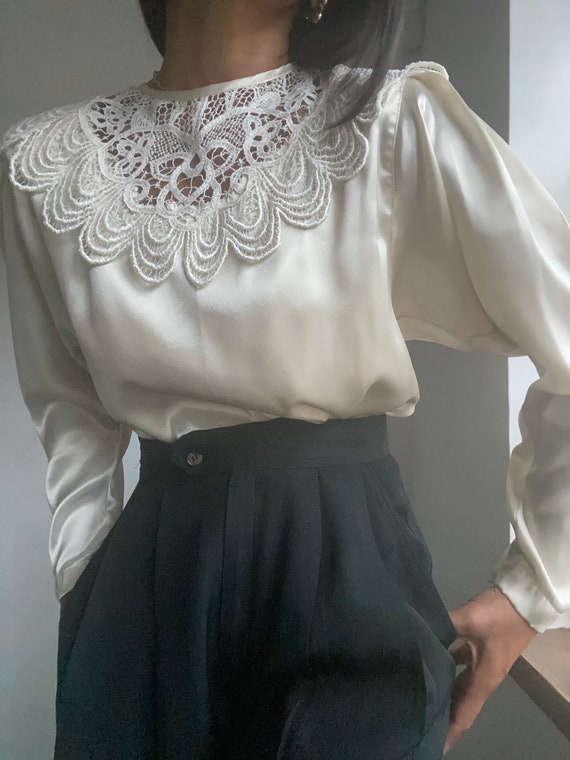 vintage 80s victorian inspired intricate lace pane