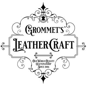 Puede incluir: Logotipo en blanco y negro con adornos de desplazamiento ornamentados para Grommet's Leathercraft. El logotipo presenta el texto "Grommet's Leathercraft" y el lema "Old-World Quality Craftsmanship Since 2006".